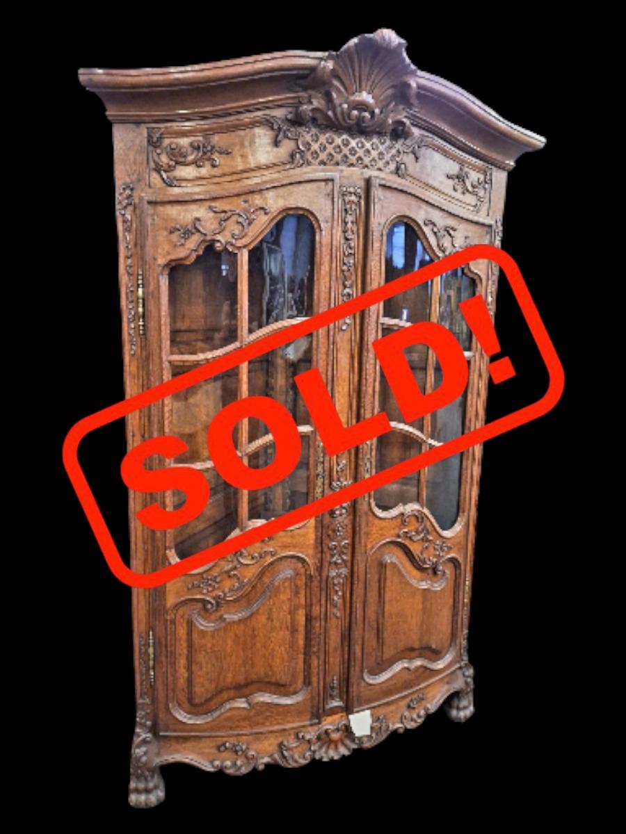 2-door Corner cabinet in oak.