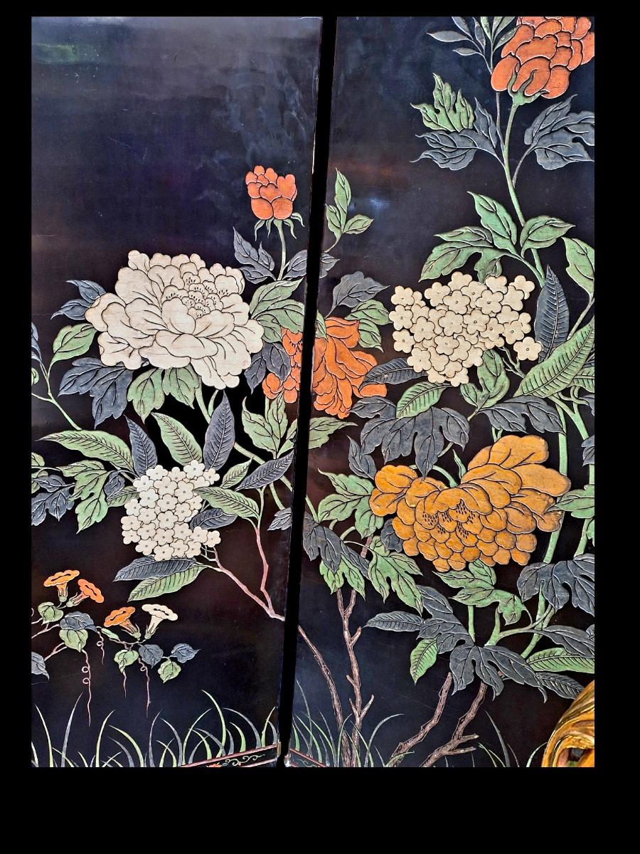 A large decorative screen in Chinese lacquer with both sides different floral scenes guilded and polychrome colours.