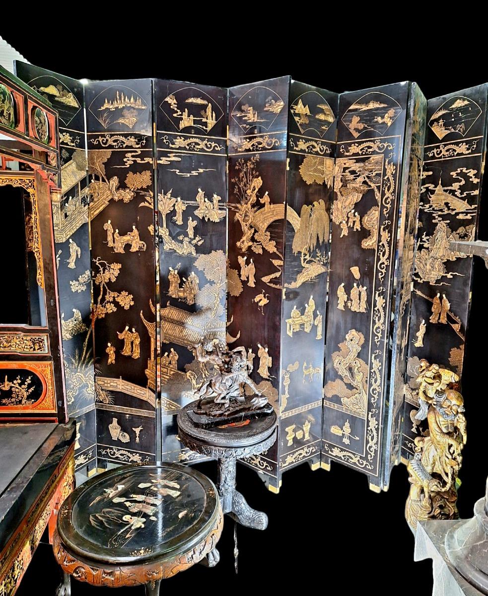 A large decorative screen in Chinese lacquer with both sides different floral scenes guilded and polychrome colours.