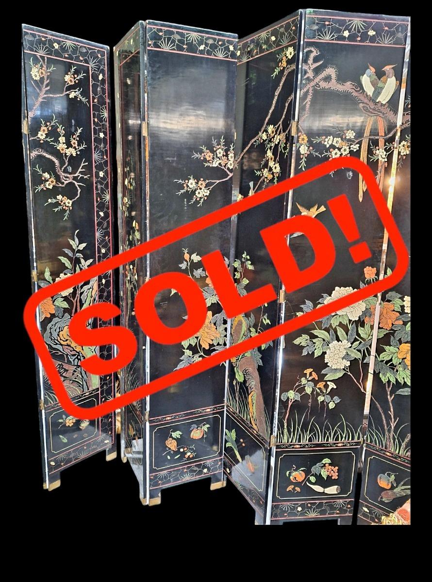 A large decorative screen in Chinese lacquer with both sides different floral scenes guilded and polychrome colours.