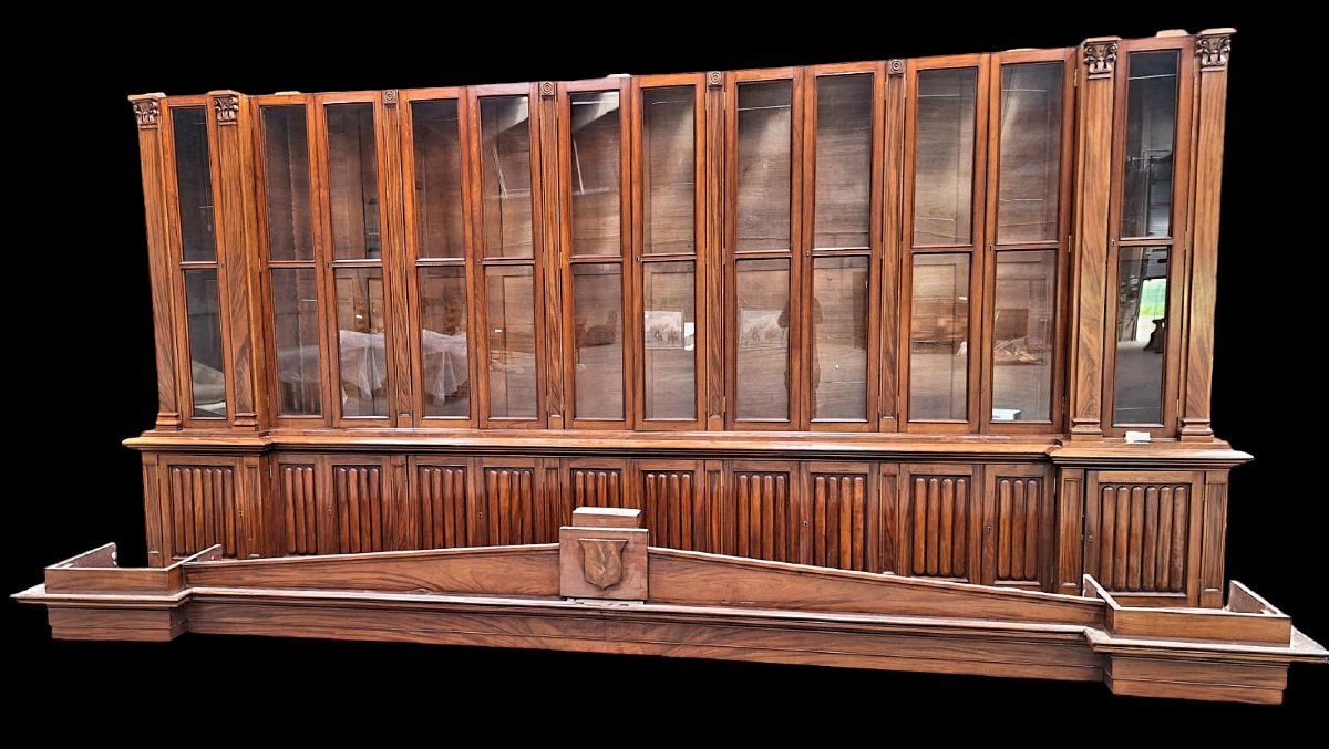 A very impressive and monumental 19 century Irish bookcase in Mahogany.