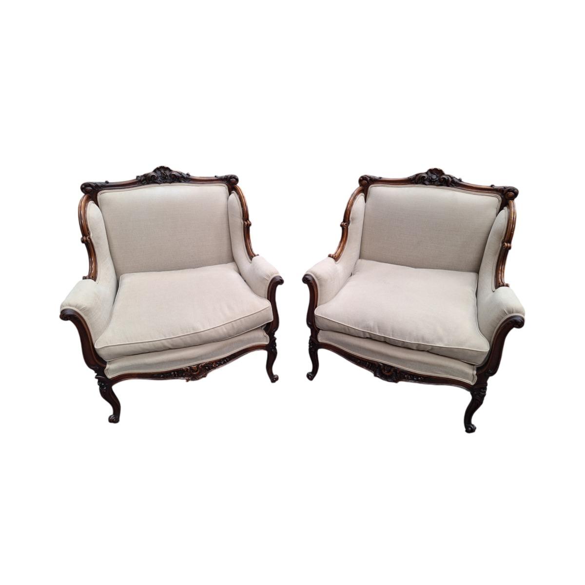 A very nice pair of walnut armchair in Louis XV style.