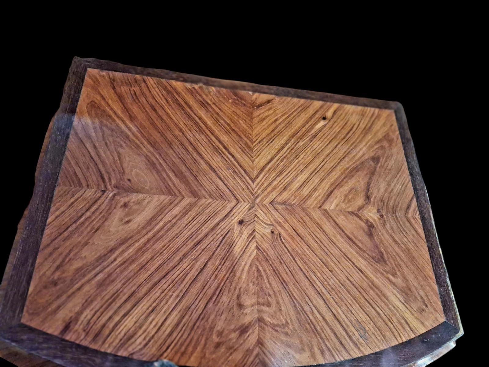 Display cabinet marquetry