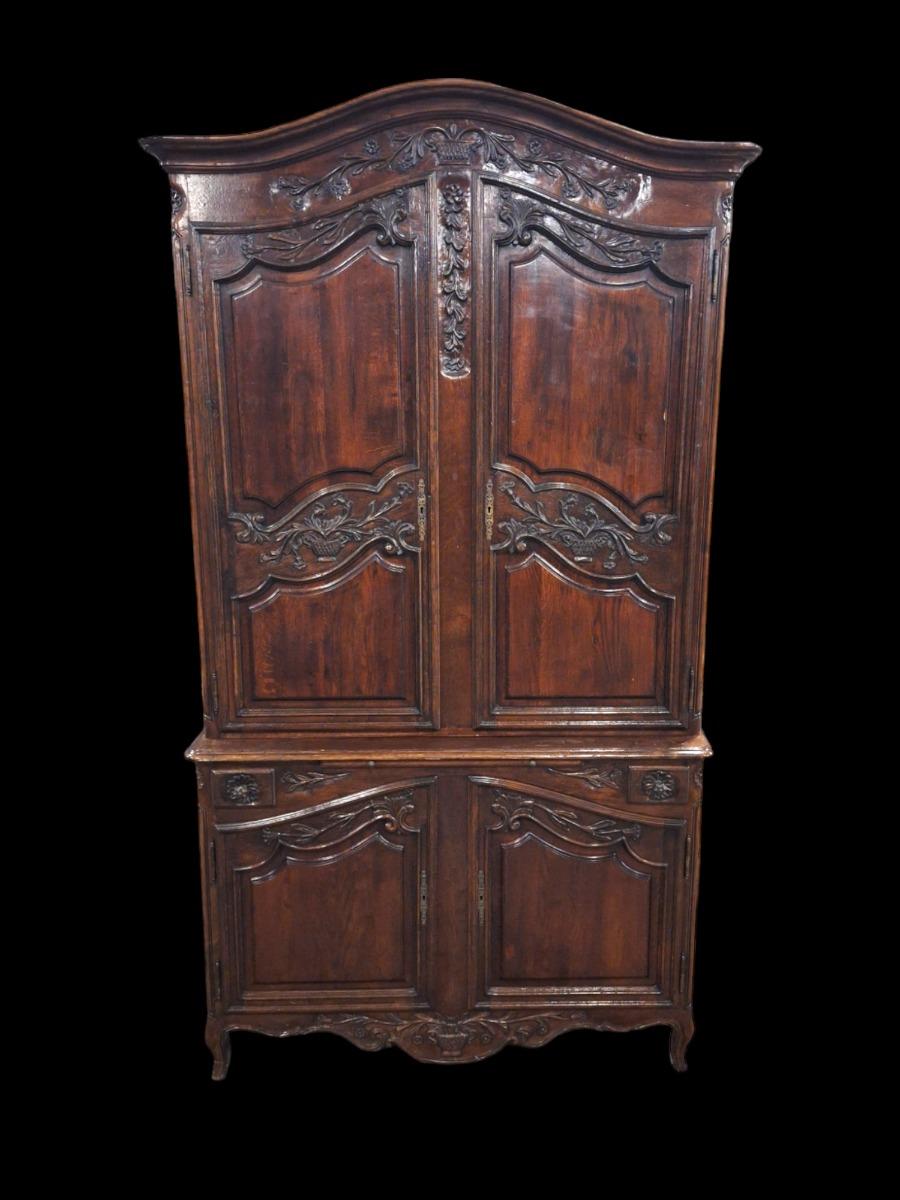 Nice carved  cabinet in massive wood. 20th 
