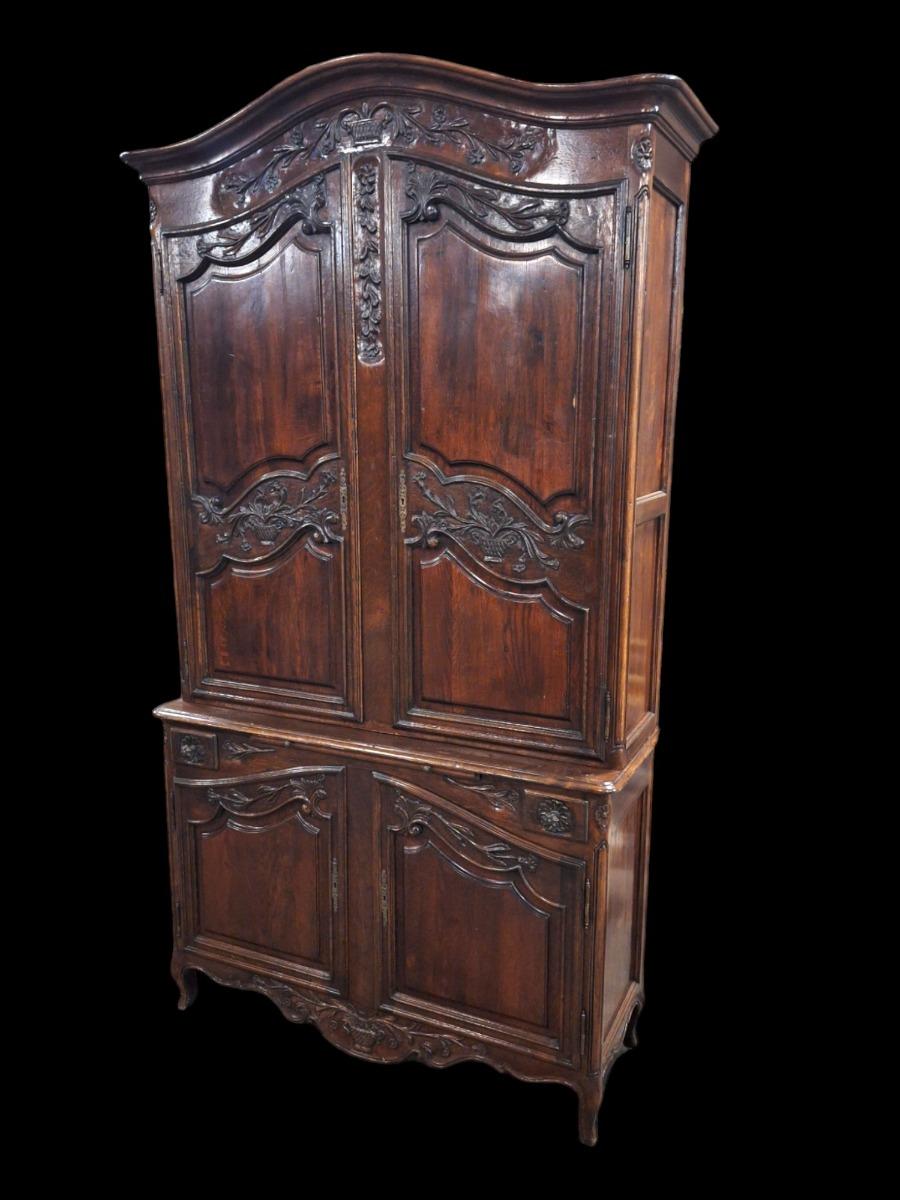 Nice carved  cabinet in massive wood. 20th 