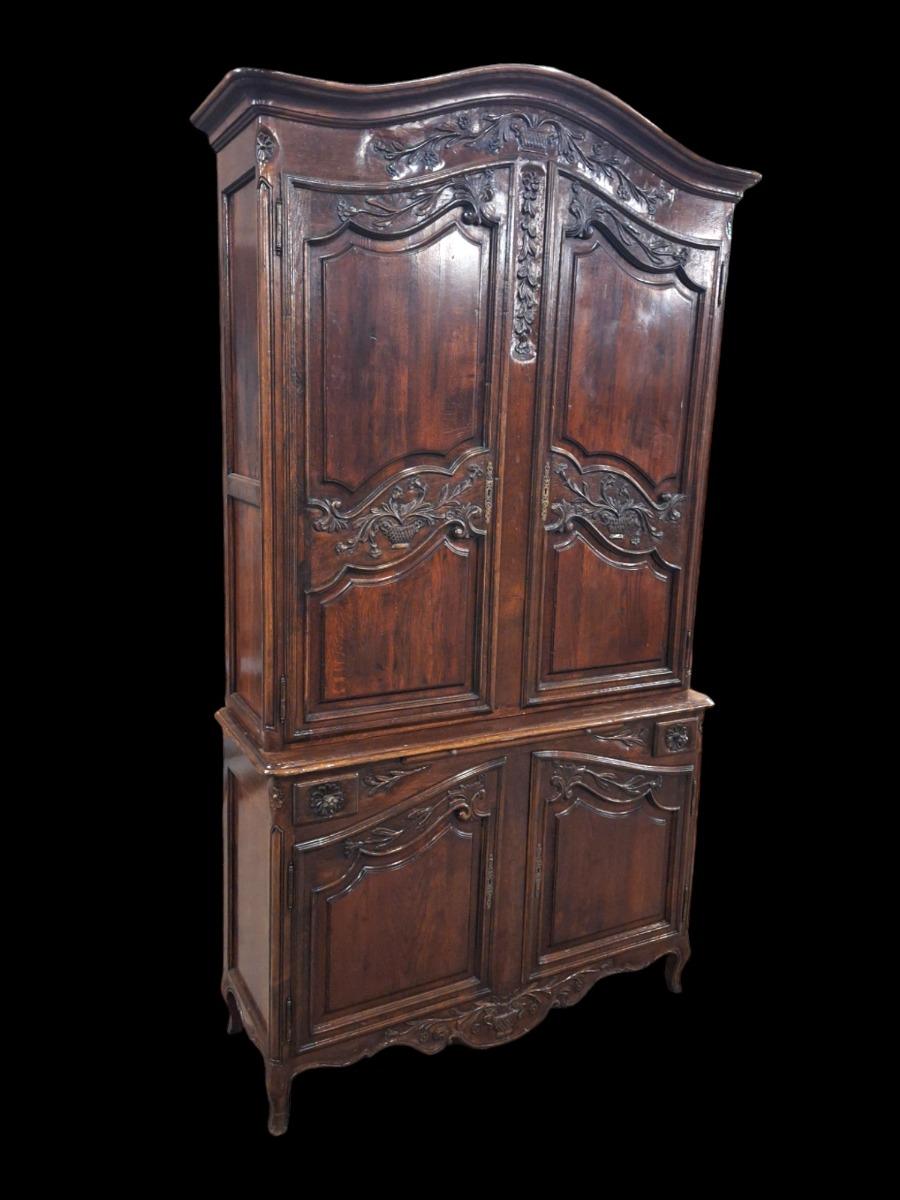 Nice carved  cabinet in massive wood. 20th 