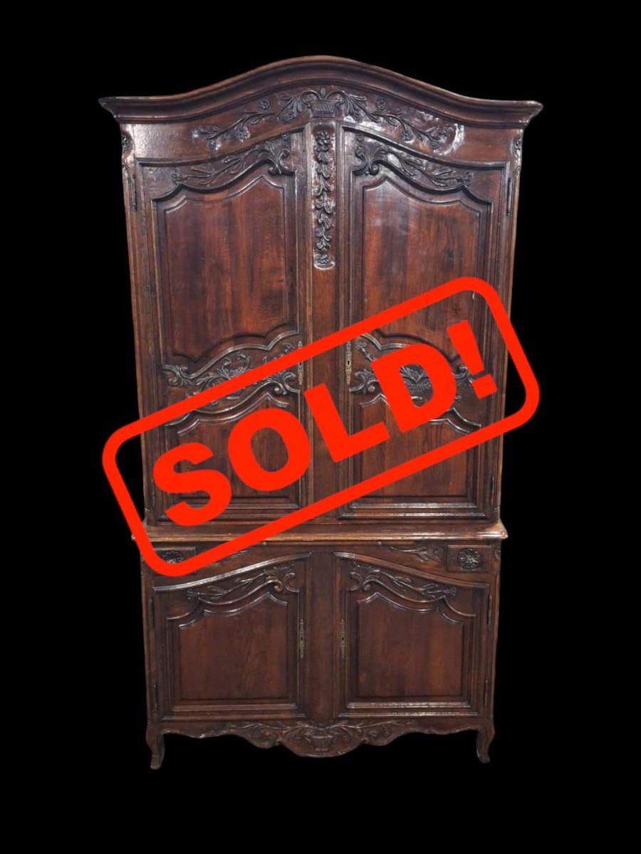 Nice carved  cabinet in massive wood. 20th 