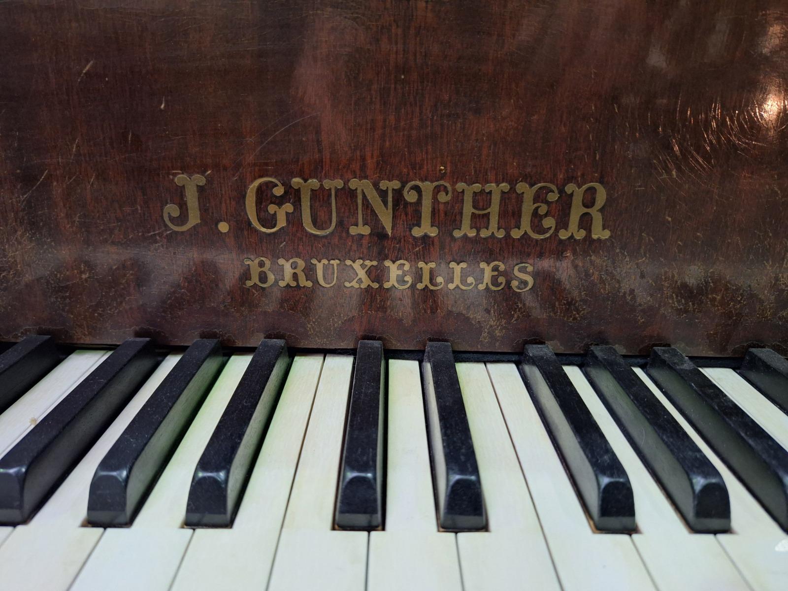 Piano 1/4  by J. Günther, fournisseurs de la cour.