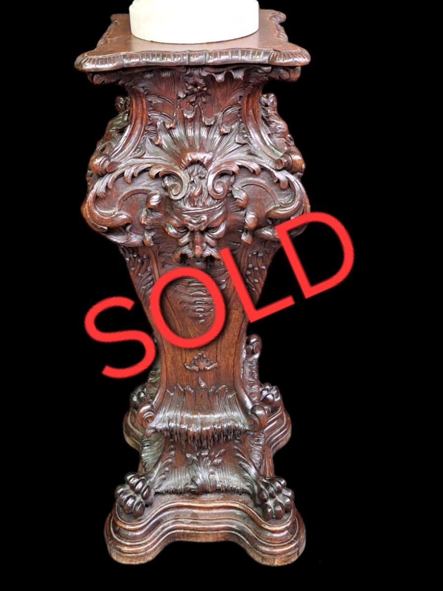 Veri high quality pedestal, handcarved oak.