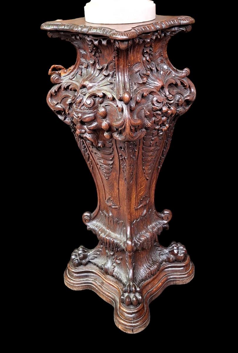 Veri high quality pedestal, handcarved oak.