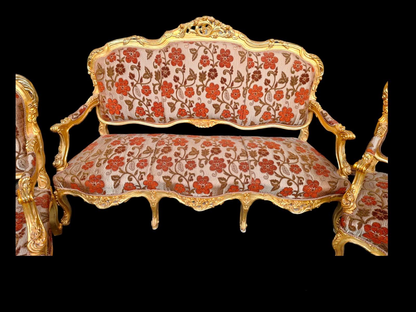 Very decorative sofaset in carved wood and guilded in Louis 15 style