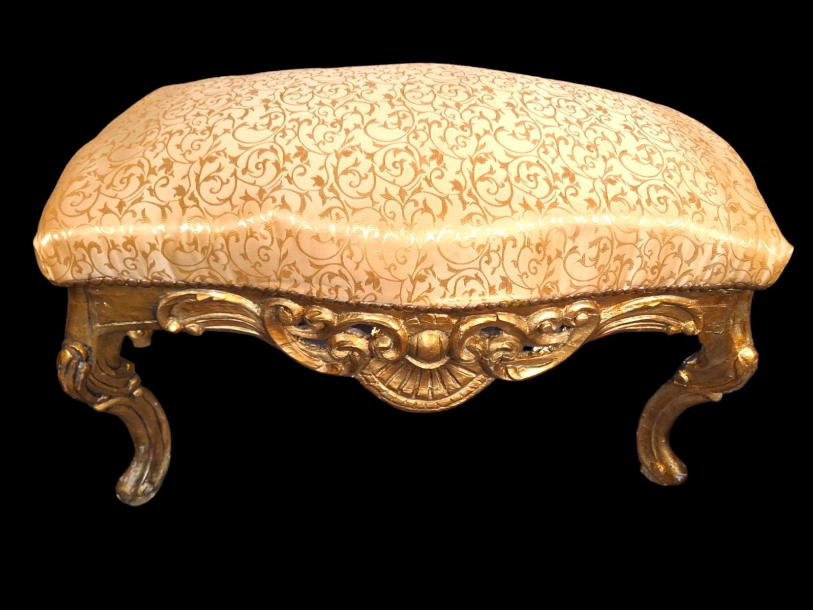 Very decorative sofaset in carved wood and guilded in Louis 15 style