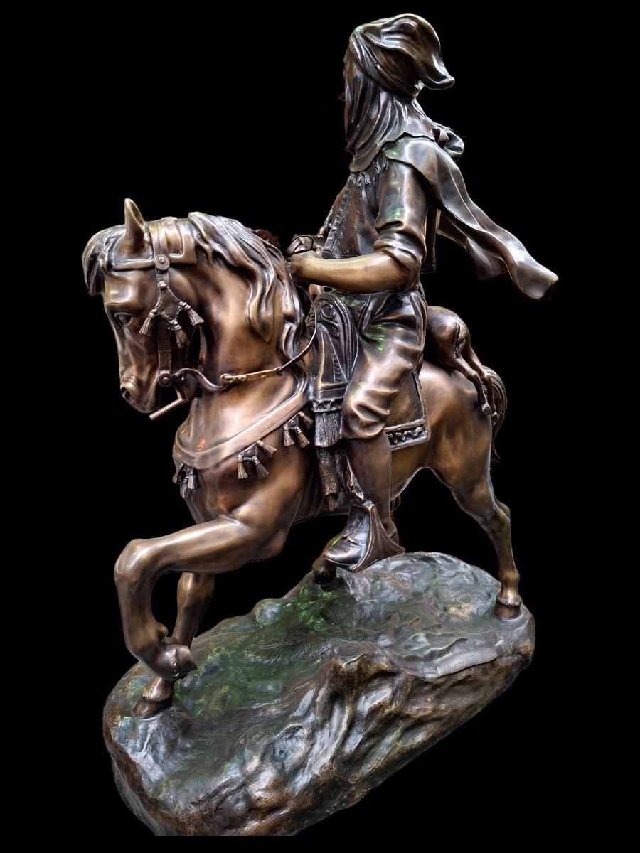 Very impressive and very detailed bronze Moorish cavalier. The fine details on this oriental horseman are from an exceptional quality. 