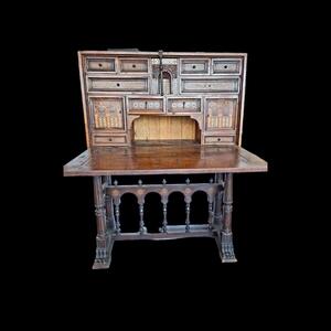 Writing desk on stand