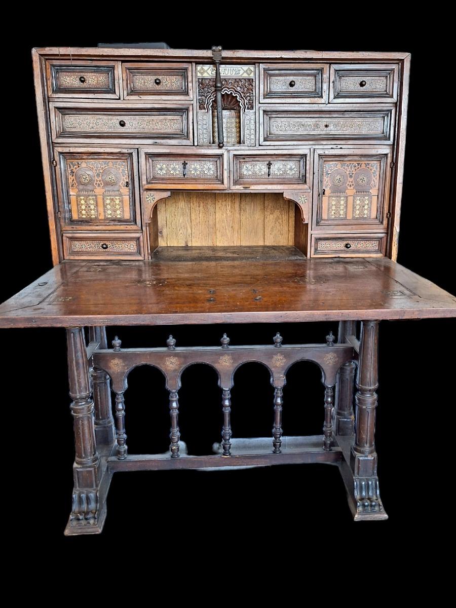 Writing desk on stand