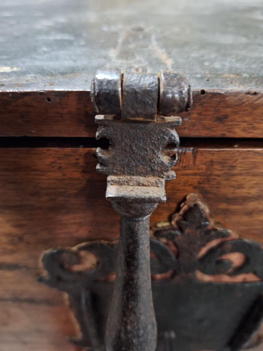 Writing desk on stand